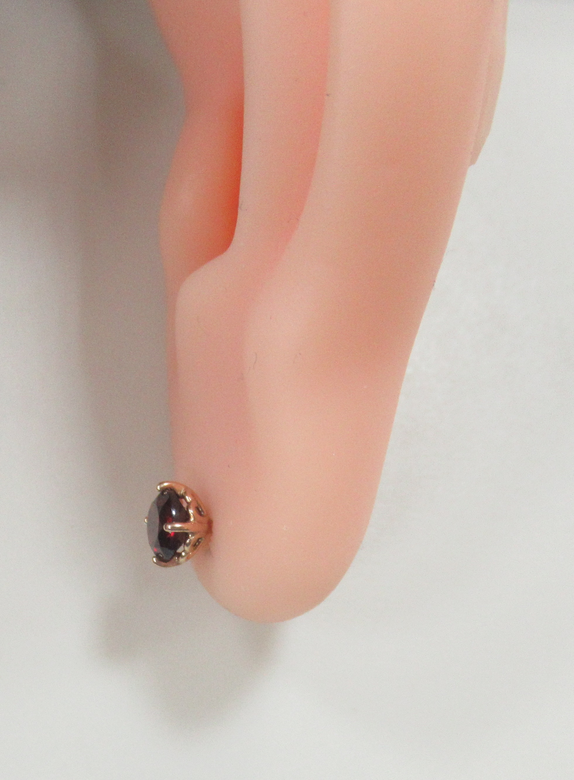 Серебряные серьги-пусеты с гранатами